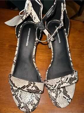 Amazon Essentials Women's Snake Print Ankle Strap Sandals, Black/Beige/Gray 8W